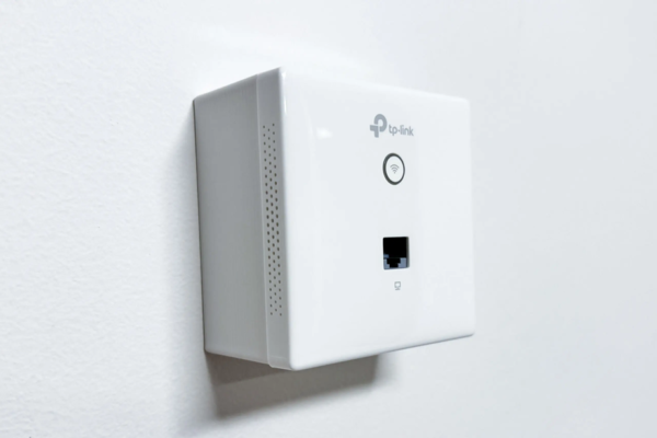 TP-LINK držák s kabelovou krytkou pro EAP115/250/650-Wall a TAPO S210/S220 na stěnu , bílý