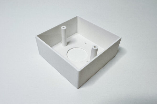 TP-LINK držák s kabelovou krytkou pro EAP115/250/650-Wall a TAPO S210/S220 na stěnu , bílý