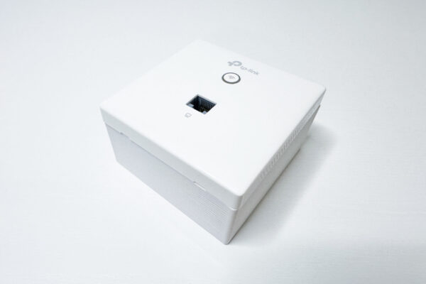 TP-LINK držák s kabelovou krytkou pro EAP115/250/650-Wall a TAPO S210/S220 na stěnu , bílý