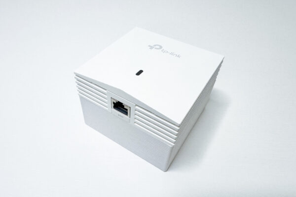 TP-LINK držák s kabelovou krytkou pro EAP115/250/650-Wall a TAPO S210/S220 na stěnu , bílý