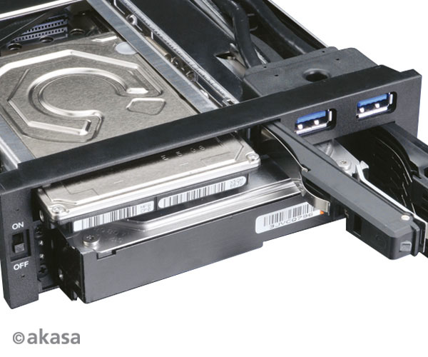 20104471_4 AKASA Lokstor M51 - 2.5" a 3.5" HDD rack do 5,25"