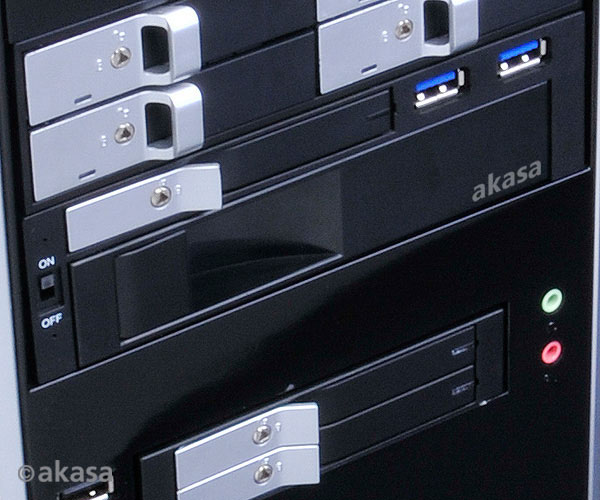 20104471_6 AKASA Lokstor M51 - 2.5" a 3.5" HDD rack do 5,25"