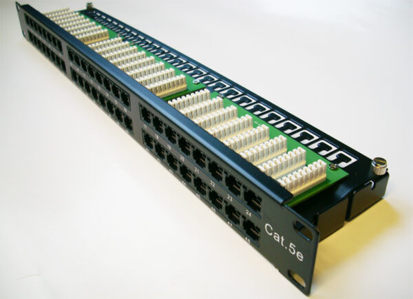 3-5472 DATACOM Patch panel 48p. Cat5e 1U BK 8x6p. Modul, UTP, 19"