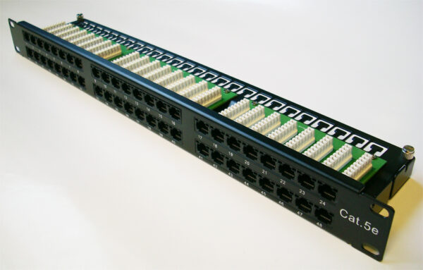 4-682 DATACOM Patch panel 48p. Cat5e 1U BK 8x6p. Modul, UTP, 19"