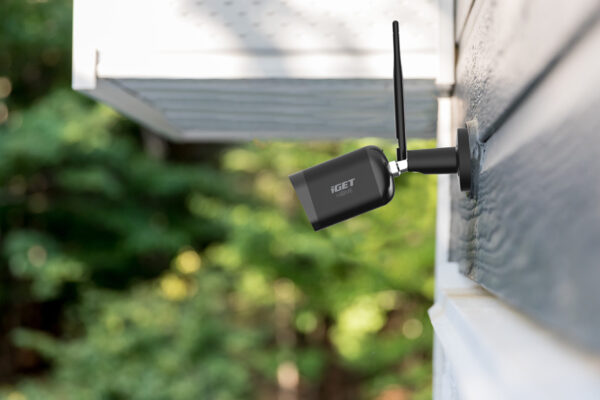 Black cctv outside building, home security system iGET HOME Camera CS6 Black - WiFi IP FullHD 1080p kamera, noční vidění, dvoucestné audio, IP65