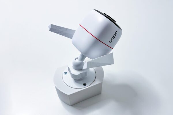 D-TC3xx-C TP-LINK držák/stojan pro kamery Tapo C310/C320/C325 na stěnu a strop, bílý s krytkou kabelů