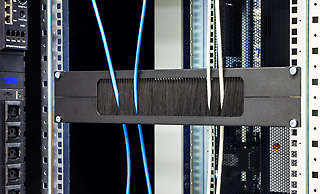 ee-1 19" průchozí panel 2U rozdělený horizont. 350x55mm